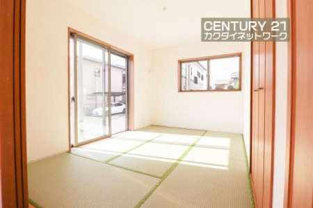 �@LDK�ɗאڂ��Ă���̂ł��q�l��V�΂����肨���Q�������肵�Ȃ���Ǝ����s���܂��B�Ƒ��c���◈�q���̋q�ԂȂǑ��p�r�ɂ��g�����������邽�߁A1������Ɣ��ɕ֗��ł��ˁB