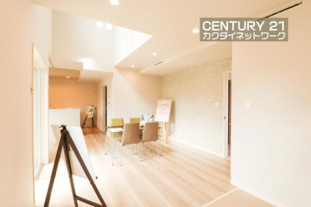 rO@JIȃrO_CjOɂ͎RƉƑ݂ȂW܂Ă܂B