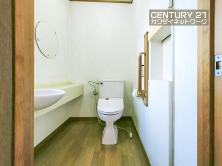 �g�C���@�g�C���ɂ̓J�E���^�[�Ǝ��[�X�y�[�X������A��炵�̒��̂��肰�Ȃ��ꎞ�����K�ɉ߂����Ă��������܂��B