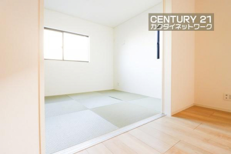 �@LDK�ɗאڂ��Ă���̂ł��q�l��V�΂����肨���Q�������肵�Ȃ���Ǝ����s���܂��B�Ƒ��c���◈�q���̋q�ԂȂǑ��p�r�ɂ��g�����������邽�߁A1������Ɣ��ɕ֗��ł��ˁB