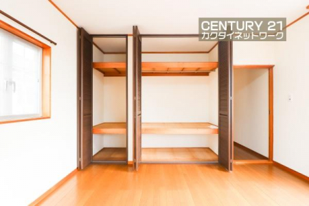 �@���������J���[�̏��ނ������ɒ��a�����{�@��B