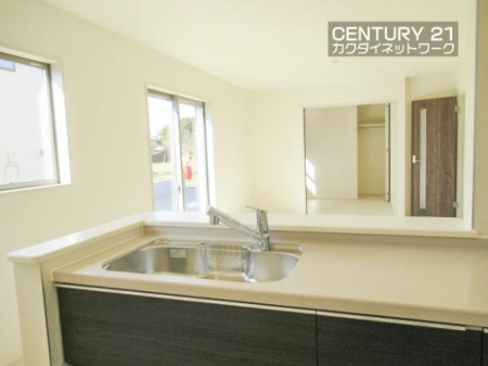 �L�b�`���@���H���̏��������Ȃ���Ƒ��Ƃ̉�b���y���߂�ΖʃL�b�`���B