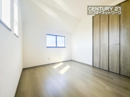 �@���������J���[�̏��ނ������ɒ��a�����{�@��B