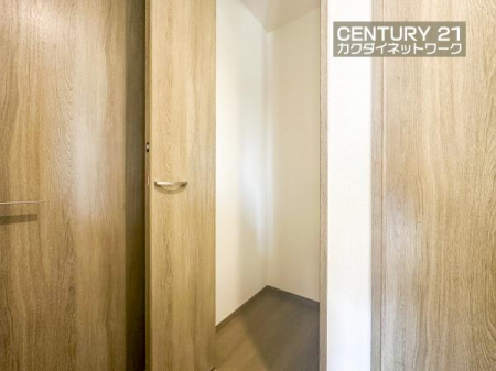 ���[�@2�K�L���Ɏ��[������܂��B�N���[�[�b�g�ɓ��肫��Ȃ��Ȃ����������܂��Ă����̂ɕ֗��ł��B