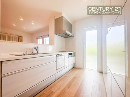 �L�b�`���@���[�L�x�ȃL�b�`���ŁA������������ꂢ�Ɏ��[�B