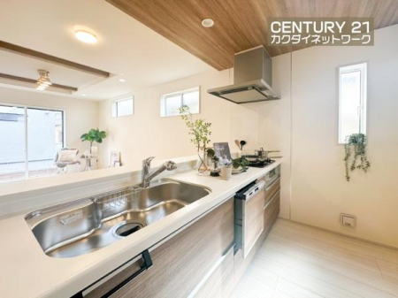 �L�b�`���@���H���̏��������Ȃ���Ƒ��Ƃ̉�b���y���߂�ΖʃL�b�`���B