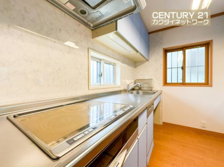 �L�b�`���@�������Ă���܂��̂Ŗ��邢�L�b�`���ł������ł��܂��B